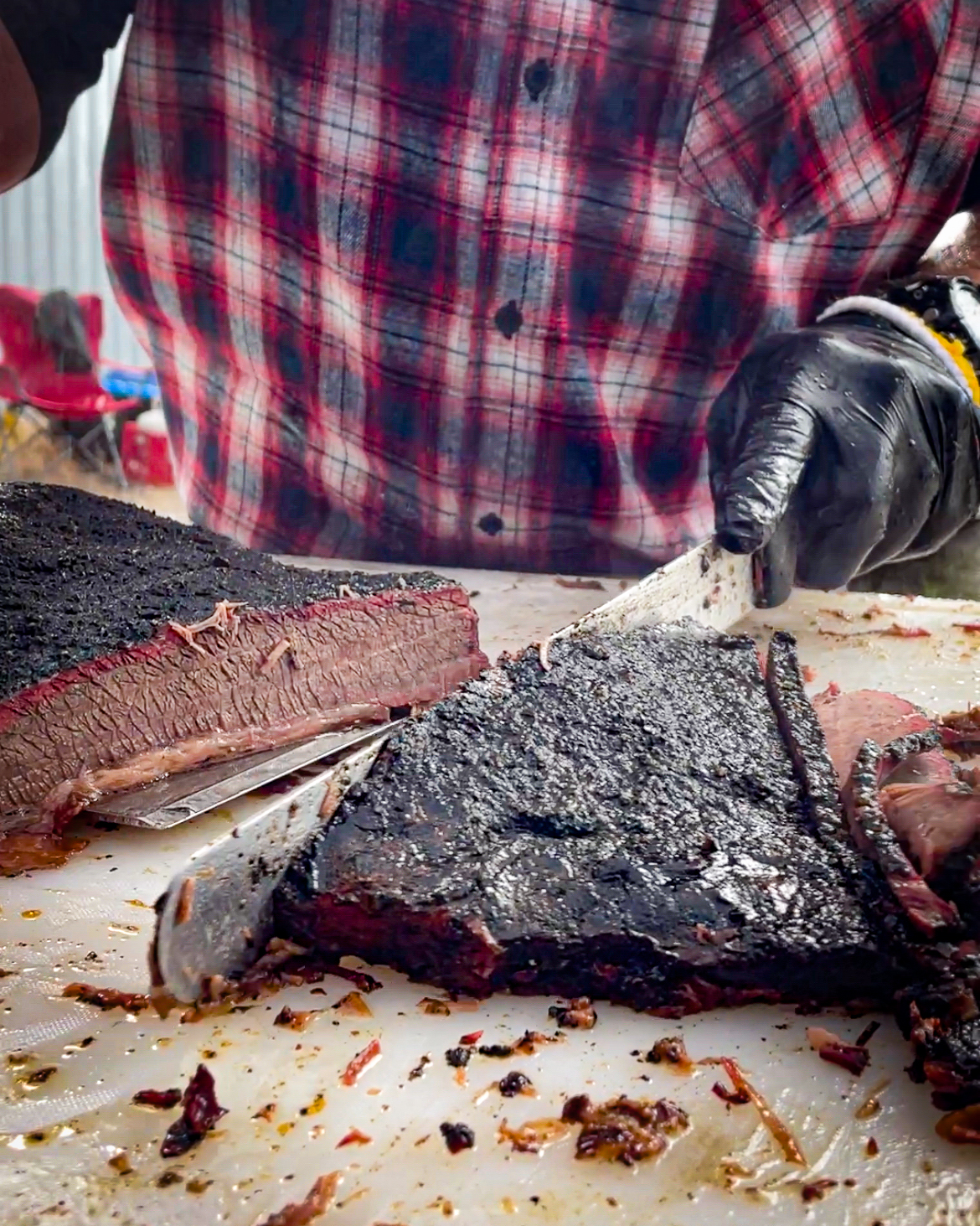 Slicing brisket against the grain with a knife